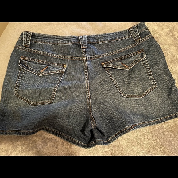 FADED GLORY STRETCH DEMIN SHORTS SIZE 18 - Picture 2 of 3